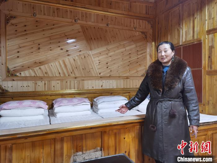 圖為德吉村村民鬧尖措介紹自家農(nóng)家樂?！∑钤鲚?攝