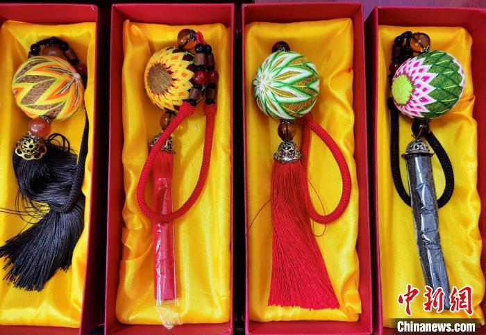 圖為藏繡手工藝品。　祁增蓓 攝