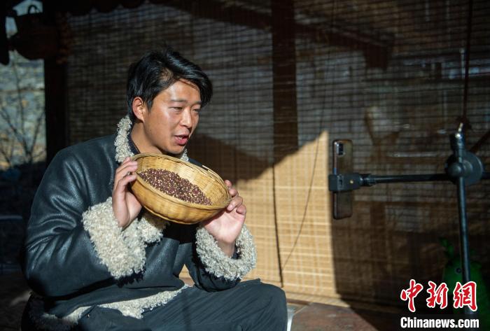 洛桑在鏡頭前介紹家鄉(xiāng)特產(chǎn)。　劉忠俊 攝