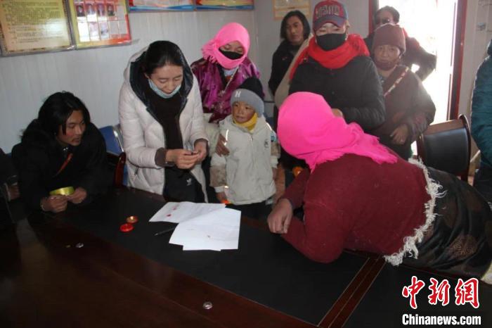 青海省婦聯(lián)追授瑪多縣女干部索拉三八紅旗手稱號