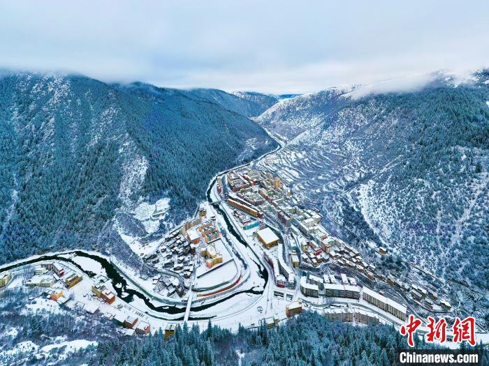 壤塘的雪后美景?！∪捞量h融媒體中心供圖