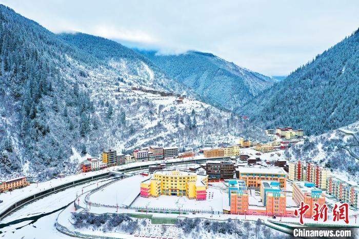 壤塘的雪后美景?！∪捞量h融媒體中心供圖
