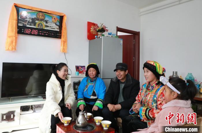 新家是兩層小樓房，一樓布置得充滿現(xiàn)代感，喝著藏式奶茶，一家人聊著今年春節(jié)怎么過。　丁思 攝