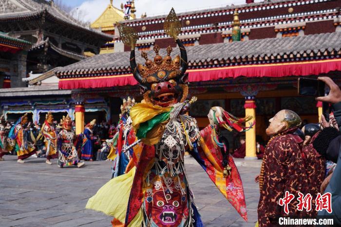 圖為塔爾寺僧侶進(jìn)行“跳欠”儀式?！●R銘言 攝