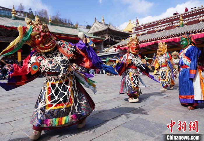 圖為塔爾寺僧侶進(jìn)行“跳欠”儀式?！●R銘言 攝