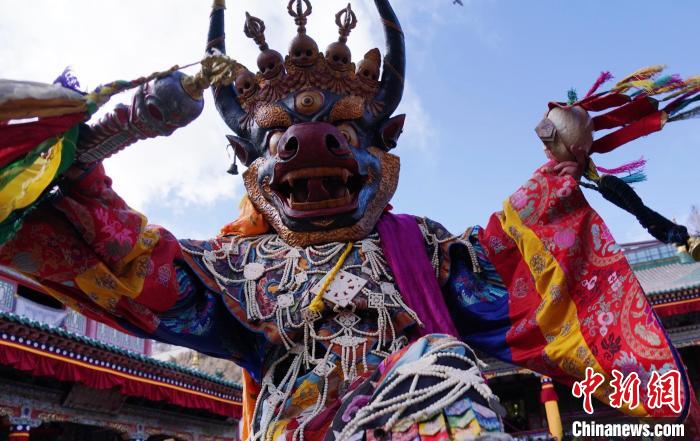 圖為塔爾寺僧侶進(jìn)行“跳欠”儀式?！●R銘言 攝