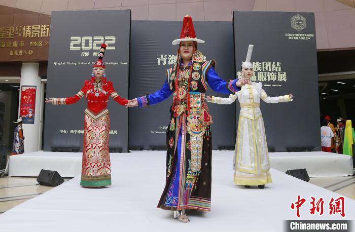 圖為模特展示蒙古族服飾?！●R銘言 攝