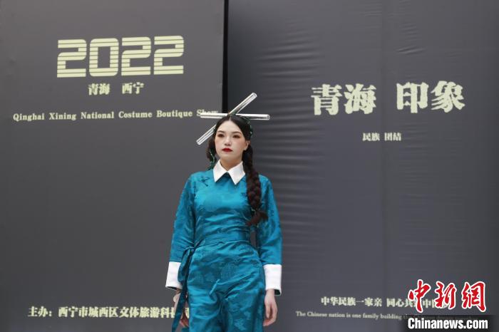 圖為模特展示少數(shù)民族服飾?！●R銘言 攝