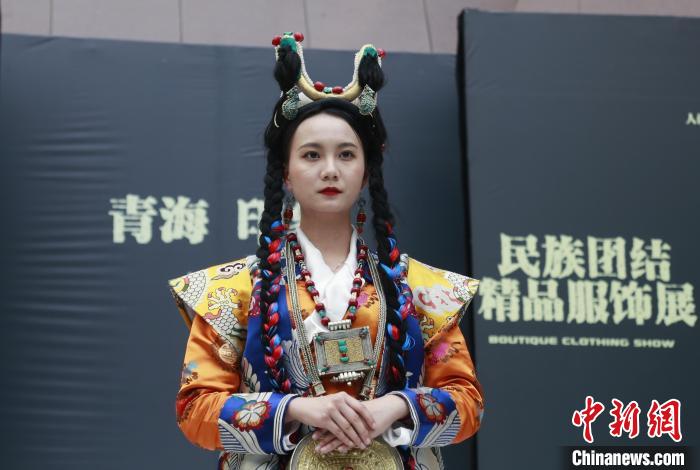 圖為模特展示藏族服飾?！●R銘言 攝