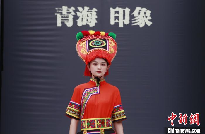 圖為模特展示土族服飾。　馬銘言 攝