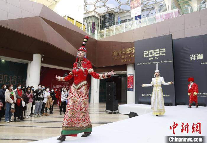 圖為模特身穿民族服飾進(jìn)行走秀?！●R銘言 攝