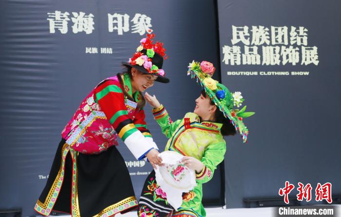 圖為模特身穿土族服飾進(jìn)行“土族刺繡”表演?！●R銘言 攝
