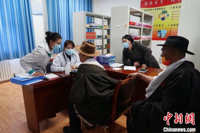 圖為骨科醫(yī)生為敬老院老人們進(jìn)行集中檢查?！●R銘言 攝