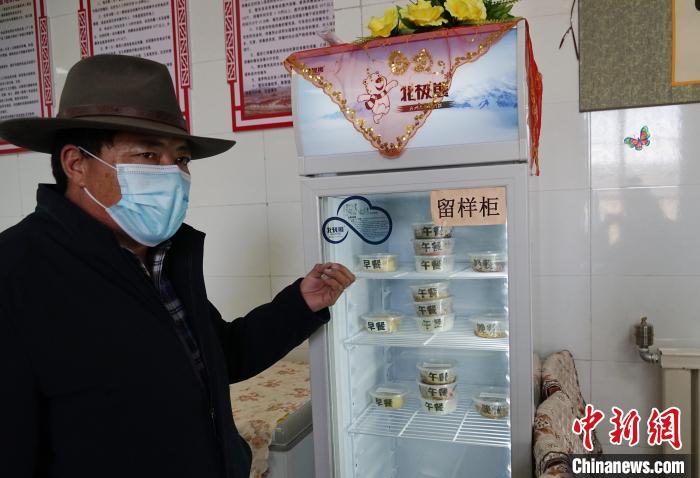 圖為敬老院院長德高介紹，老人們的三餐均有留樣記錄?！●R銘言 攝