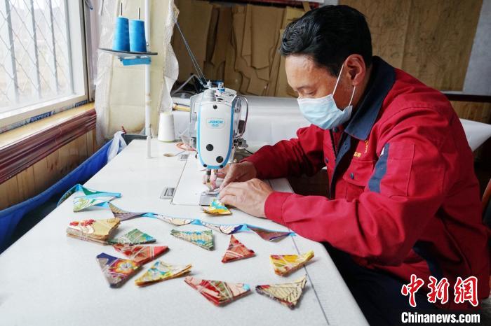 圖為工人正在制作藏式手工藝品。　馬銘言 攝