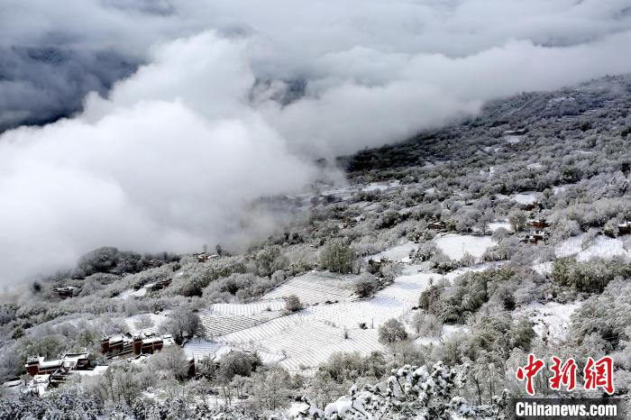 雪后的丹巴半山云霧繚繞?！±钣腊?攝
