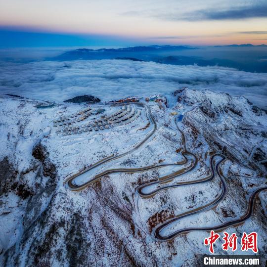 雪后的牛背山山頂和崎嶇的公路?！±顒P 攝