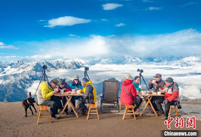 牛背山頂攝影家們的早餐?！d 攝