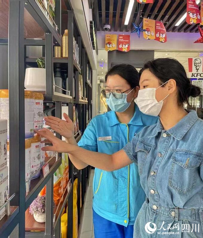 顧客可以在川內(nèi)中國(guó)石油加油站便利店內(nèi)選購(gòu)到品質(zhì)純正的紅原奶粉。張霞攝