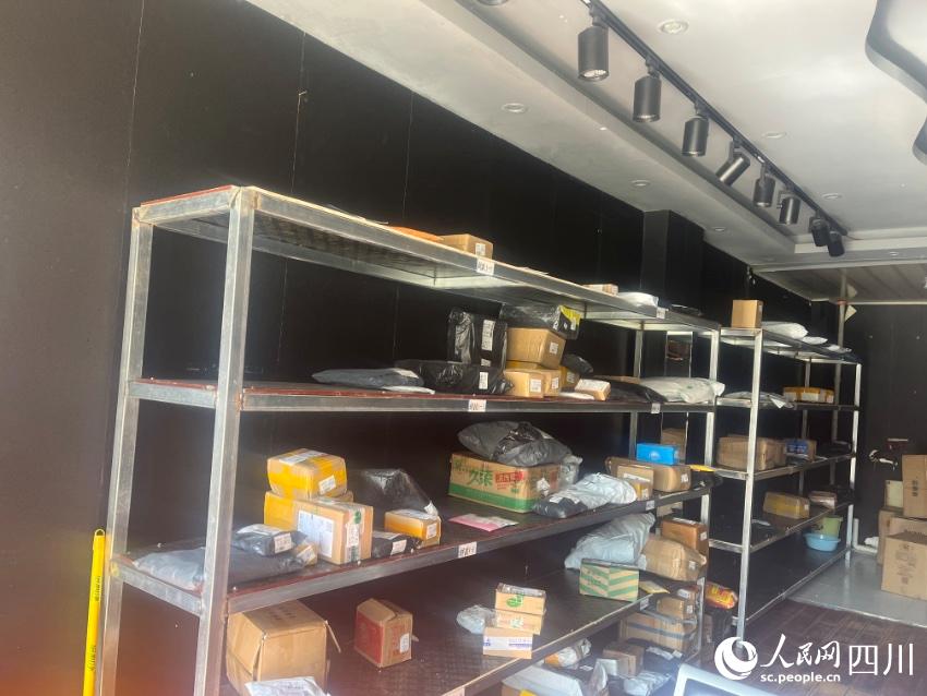 縣城自提點包裹。諸葛輝攝