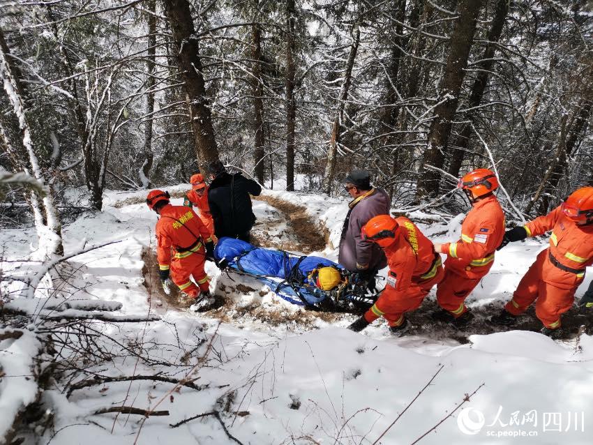 四姑娘山靠前駐防分隊緊急救援登山墜崖游客。程雪力攝
