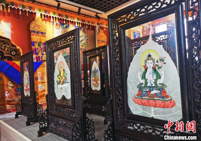 圖為久美尖措創(chuàng)作的藝術(shù)品。　張?zhí)砀?攝