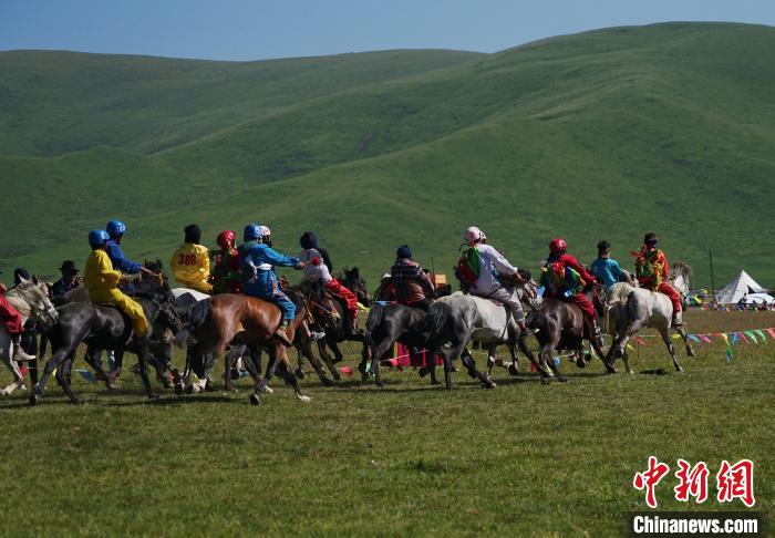 圖為選手進行3000米賽馬比賽。　馬銘言 攝