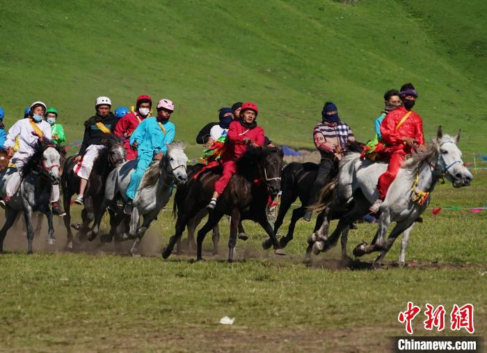 圖為選手進行3000米賽馬比賽?！●R銘言 攝