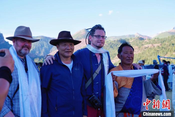 圖為當(dāng)?shù)孛癖娕c外籍?dāng)z影師合影留念?！●R銘言 攝