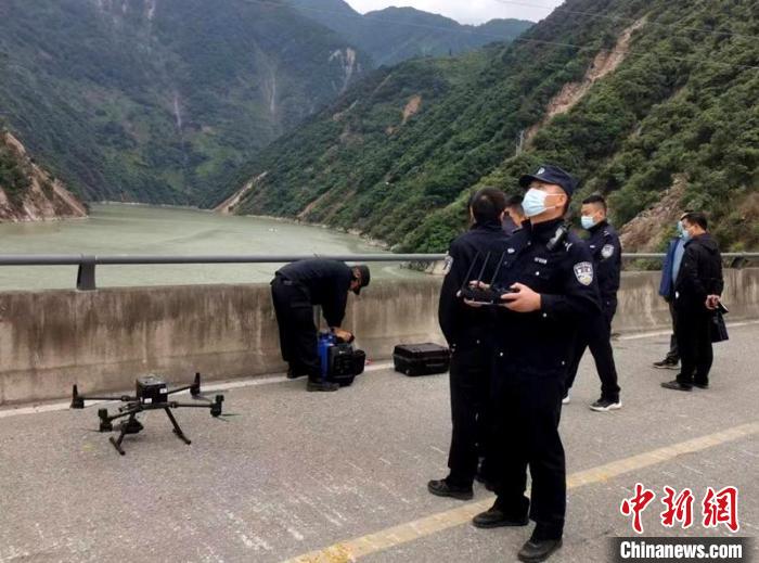 民警組成的搜尋隊利用無人機在震區(qū)開展空中巡查。　甘孜州公安局供圖