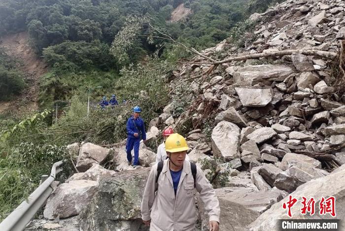 電力搶險人員徒步通過垮塌路段?！∷拇娏﹫D