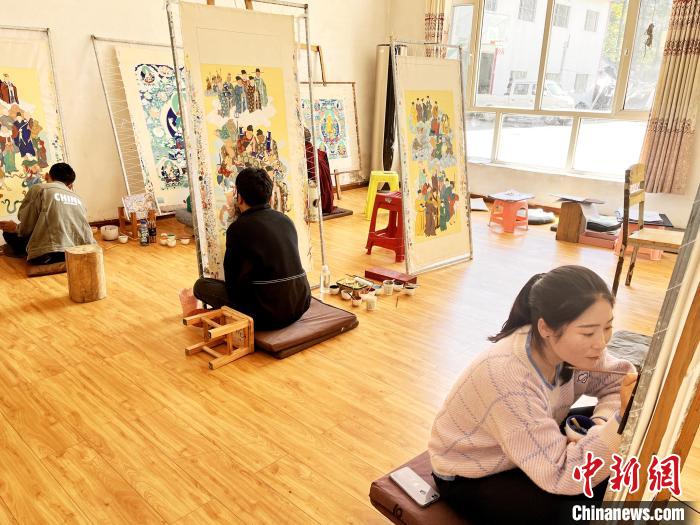 圖為畫室內(nèi)學徒練習繪畫唐卡?！●R文莉 供圖