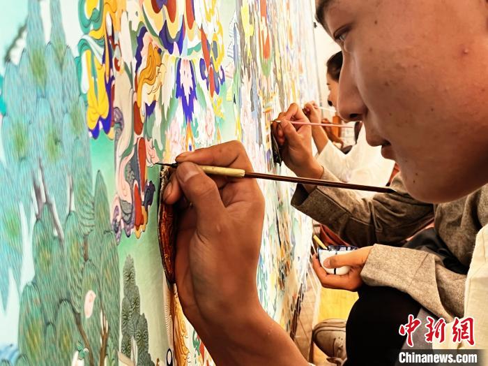 圖為畫師繪畫唐卡。　馬文莉 供圖