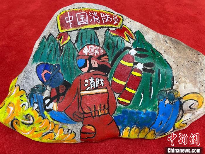 圖為玉樹消防指戰(zhàn)員創(chuàng)作的石頭畫作品《沖鋒有我》?！O瑞祥 攝
