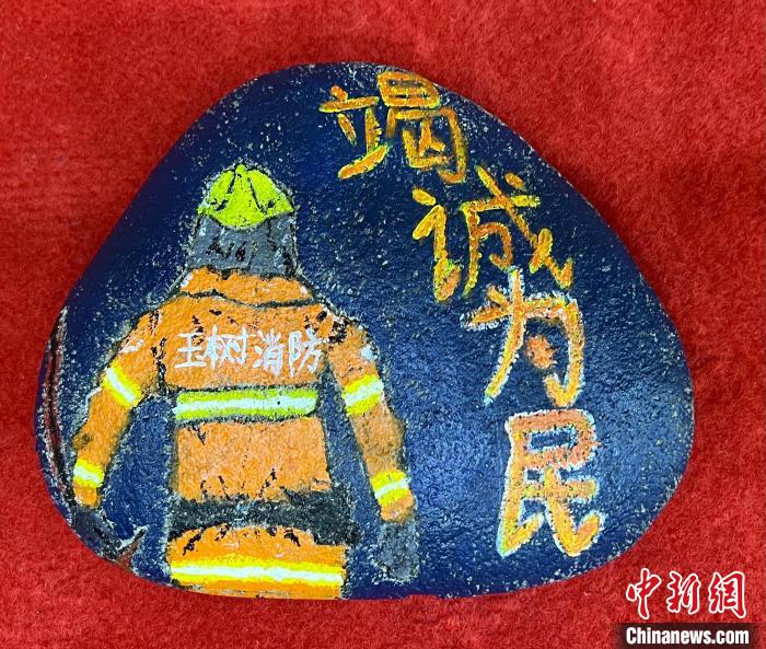 圖為玉樹消防指戰(zhàn)員創(chuàng)作的石頭畫作品《逆行在路上》?！O瑞祥 攝
