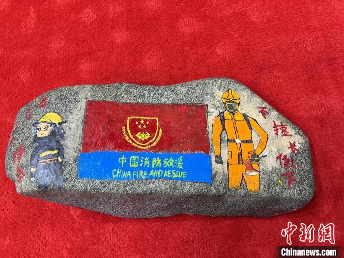 圖為玉樹消防指戰(zhàn)員創(chuàng)作的石頭畫作品《我有一個特點“不擅長倒下”》?！O瑞祥 攝