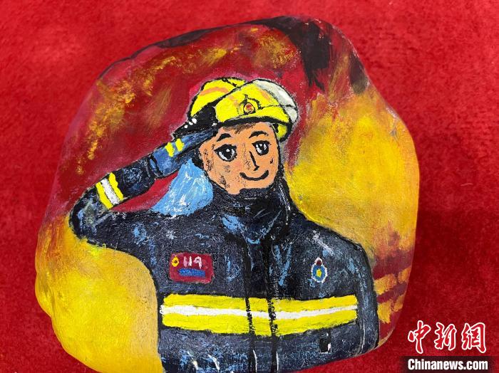 圖為玉樹消防指戰(zhàn)員創(chuàng)作的石頭畫作品《請祖國和人民放心》。　孫瑞祥 攝