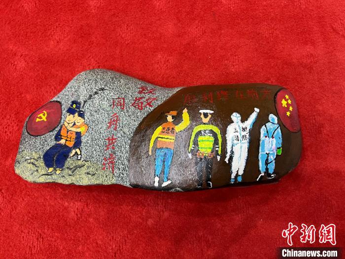 圖為玉樹消防指戰(zhàn)員創(chuàng)作的石頭畫作品《致敬“抗疫戰(zhàn)線”逆行的所有人》?！O瑞祥 攝