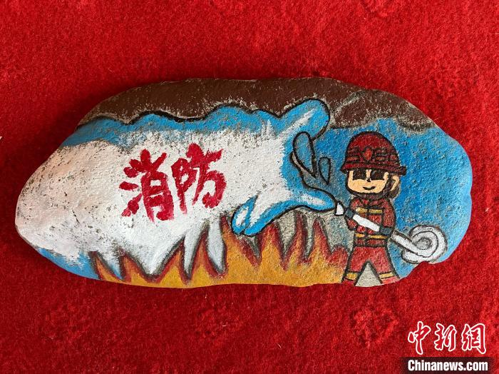 圖為玉樹消防指戰(zhàn)員創(chuàng)作的石頭畫作品《永遠沖鋒在前》?！O瑞祥 攝