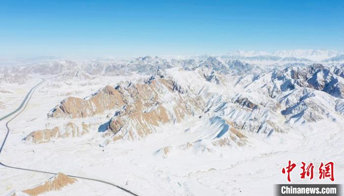圖為無人機航拍高原雪景。　都蘭縣融媒體中心供圖