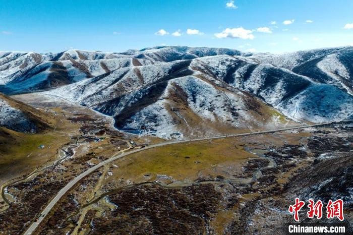 西成高鐵紅原2號隧道出口附近山頭已被雪覆蓋?！⒅铱?攝