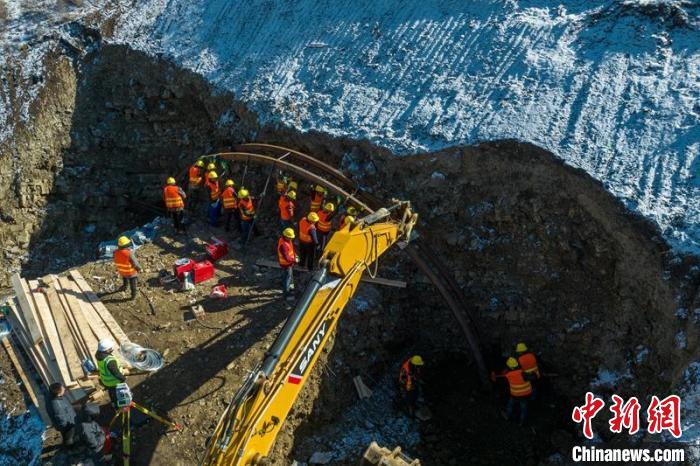 西成高鐵紅原2號隧道出口工人師傅正在進行導向墻、管棚施工作業(yè)?！⒅铱?攝