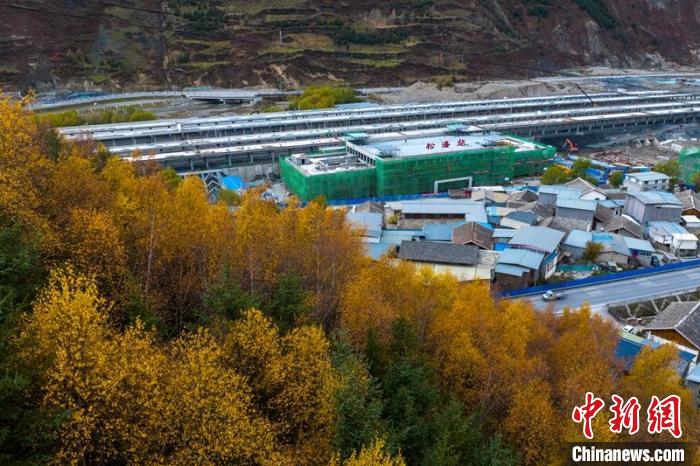 正在建設(shè)的成蘭鐵路松潘站?！⒅铱?攝