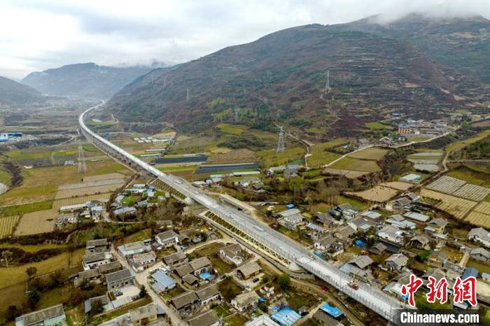 成蘭鐵路松潘右所屯岷江雙線(xiàn)特大橋?！⒅铱?攝