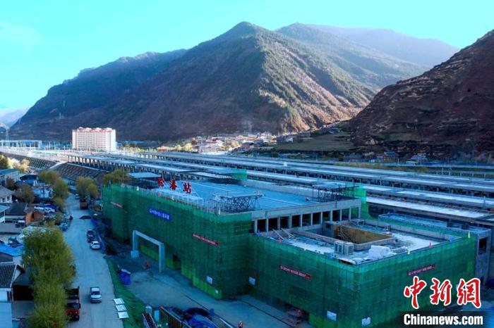 正在建設(shè)中的成蘭鐵路松潘站。　劉忠俊 攝