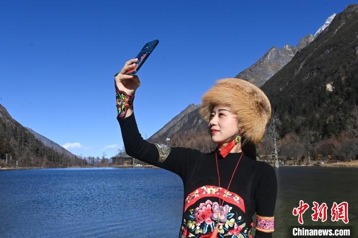游人在畢棚溝景區(qū)拍照留念?！“苍?攝