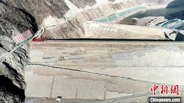 航拍巴塘水電站大壩?！≈袊?guó)安能第三工程局供圖