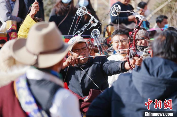 圖為藏族民眾比拼射箭技藝?！●R銘言 攝