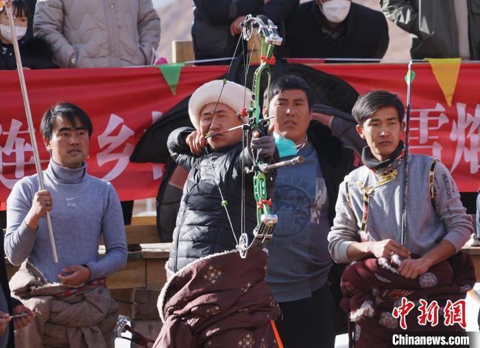 圖為藏族民眾比拼射箭技藝?！●R銘言 攝