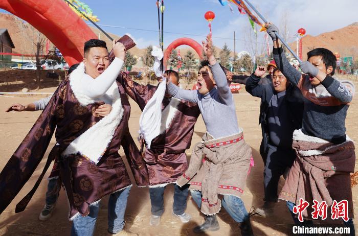 圖為藏族民眾跺腳歡呼慶祝弓箭手射中靶心?！●R銘言 攝
